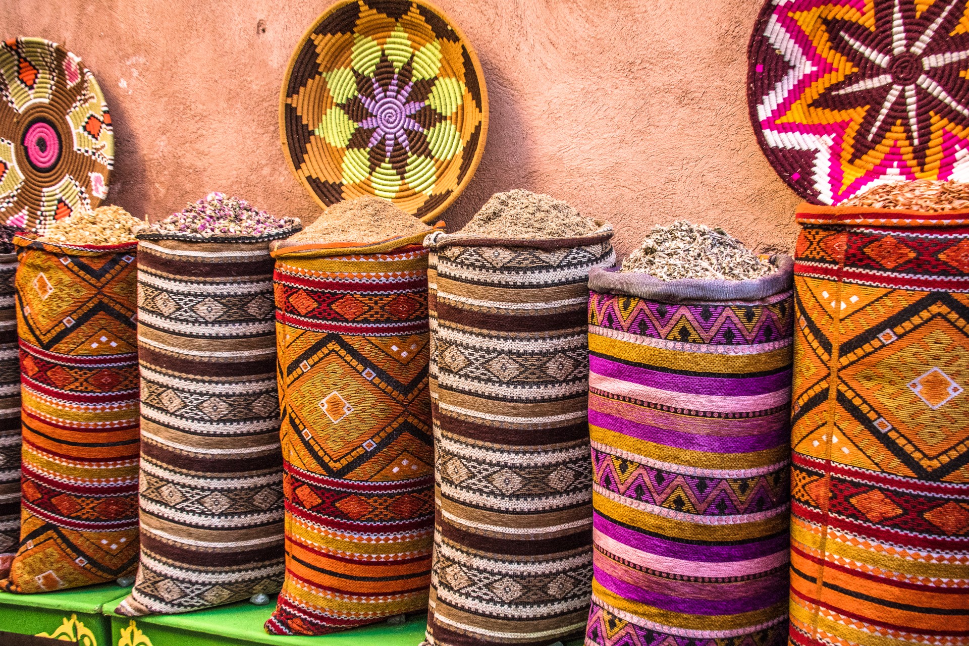 Sacchi di spezie nella medina di Marrakech, Marocco