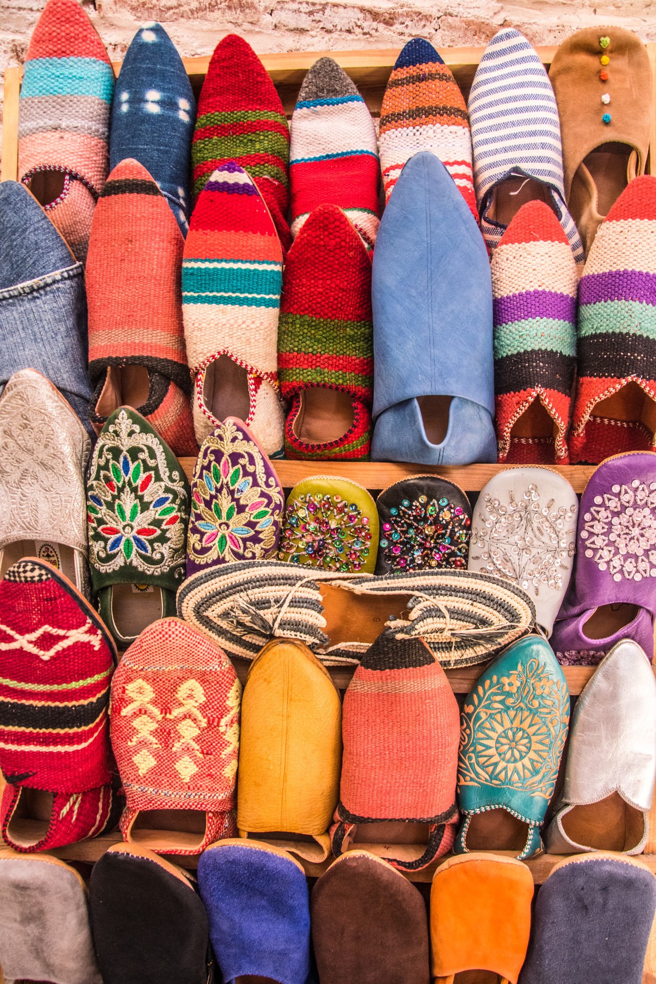 Le coloratissime scarpe marocchine. Essaouira, Marocco
