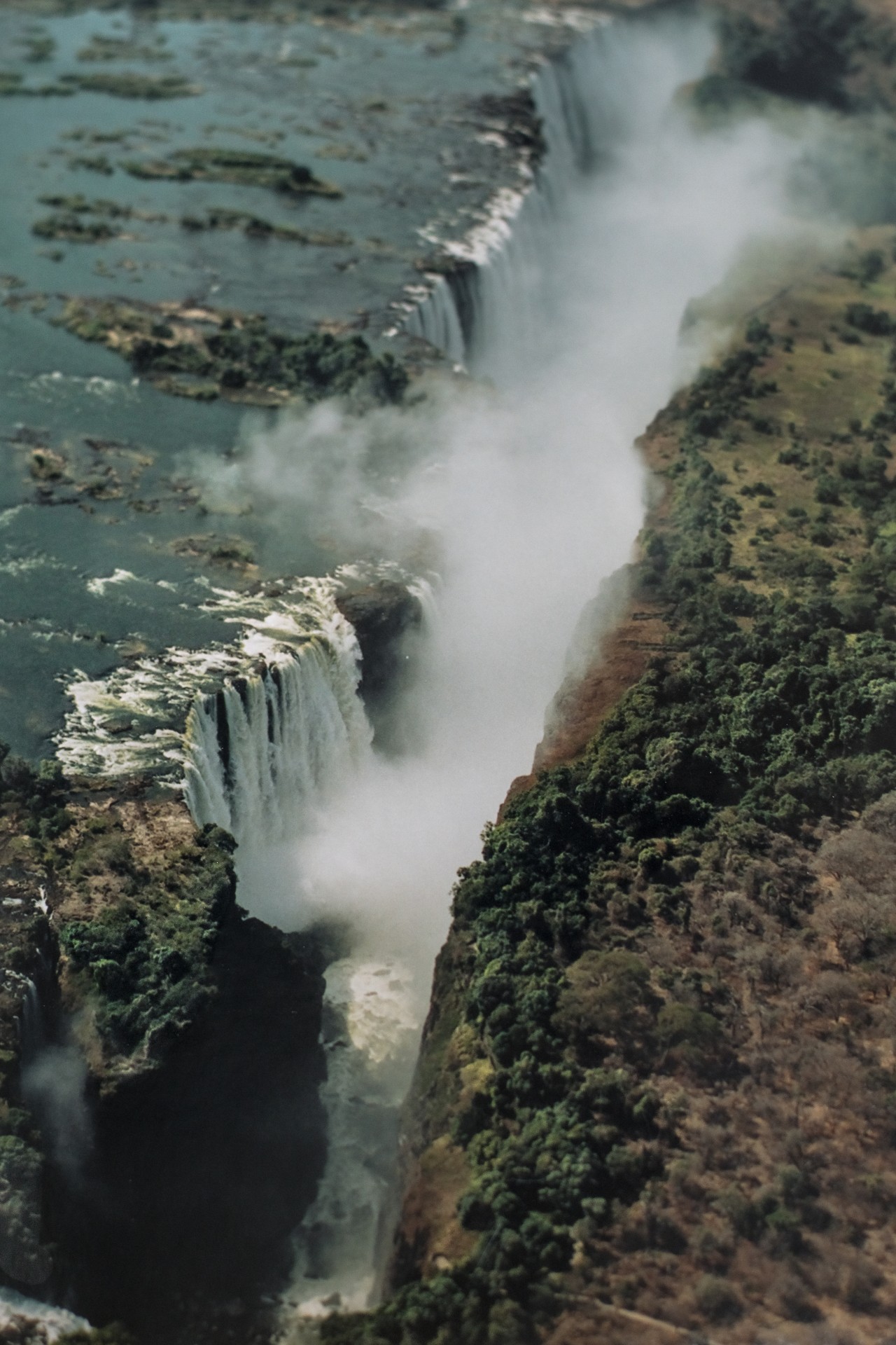 Sorvolo in elicottero sulle Cascate Vittoria, dette “Mosi-oa-Tunya”: il fumo che tuona, sul confine tra Zambia e Zimbabwe