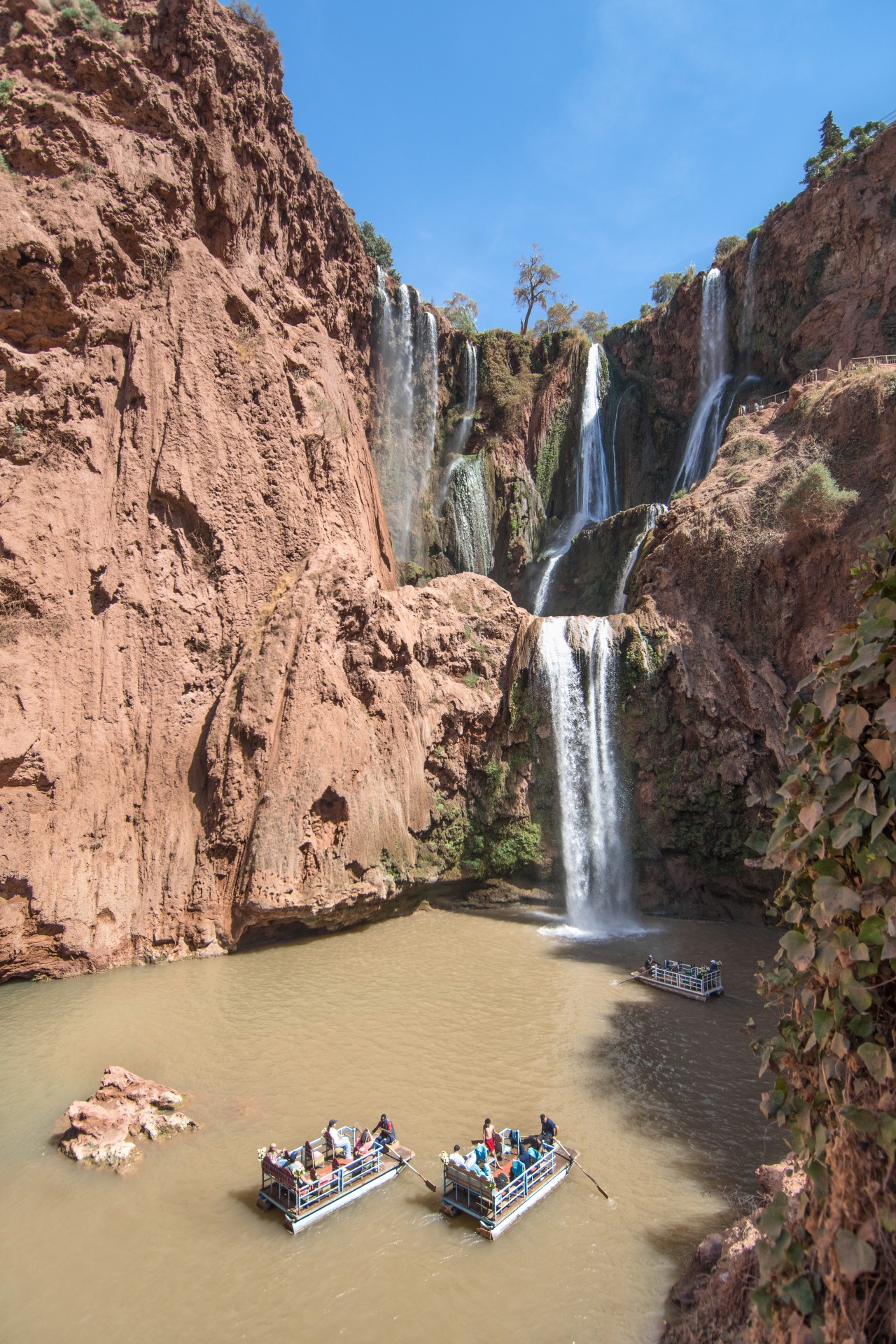 Le spettacolari Cascate di Ouzoud, con i tre salti di 110 metri tra le montagne del Medio Atlante, Marocco