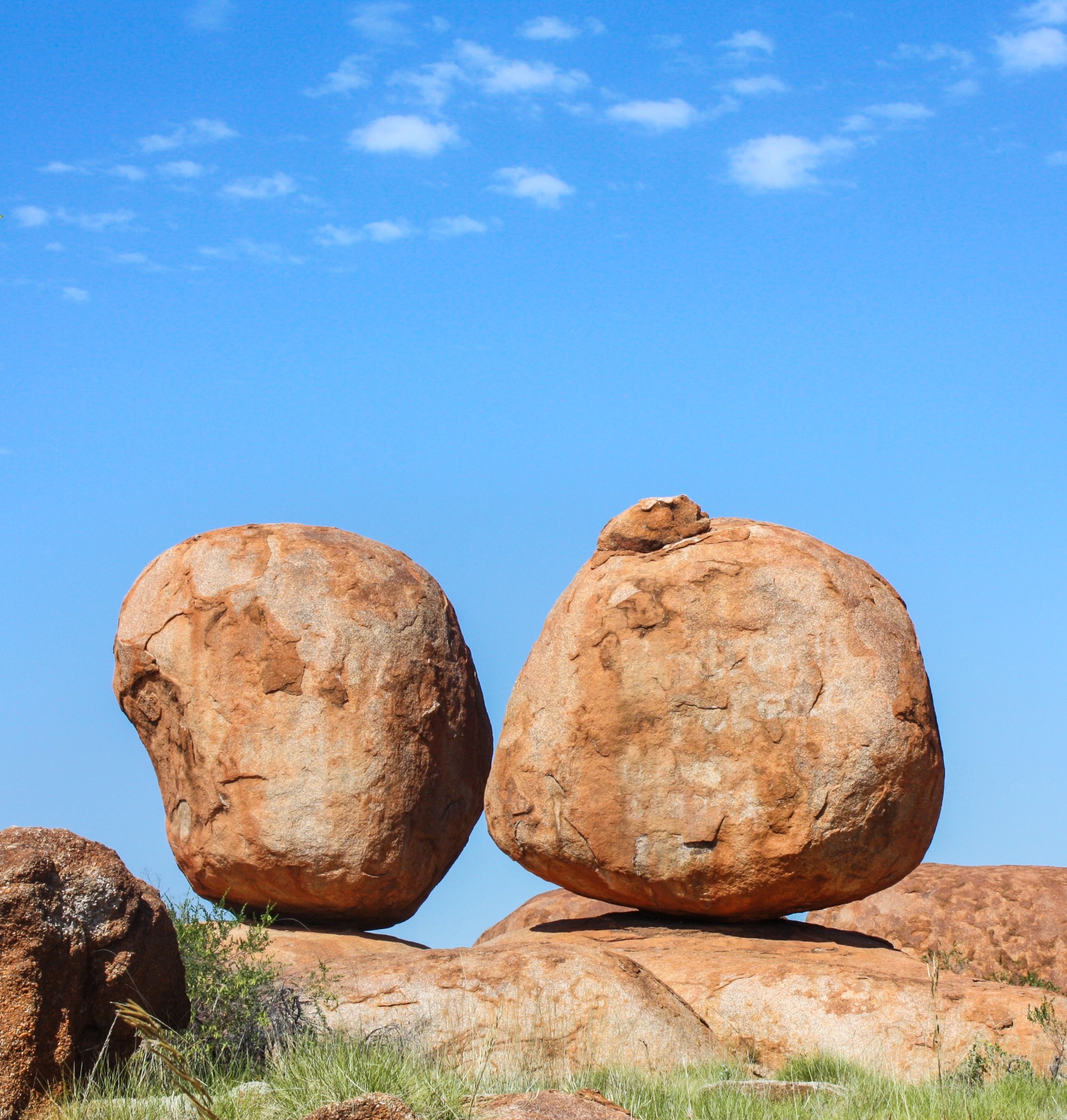 Gli imponenti massi granitici di Karlu Karlu, considerati dagli aborigeni le uova del serpente Arcobaleno, una figura della mitologia locale. Devils Marbles Conservation Reserve, Australia.