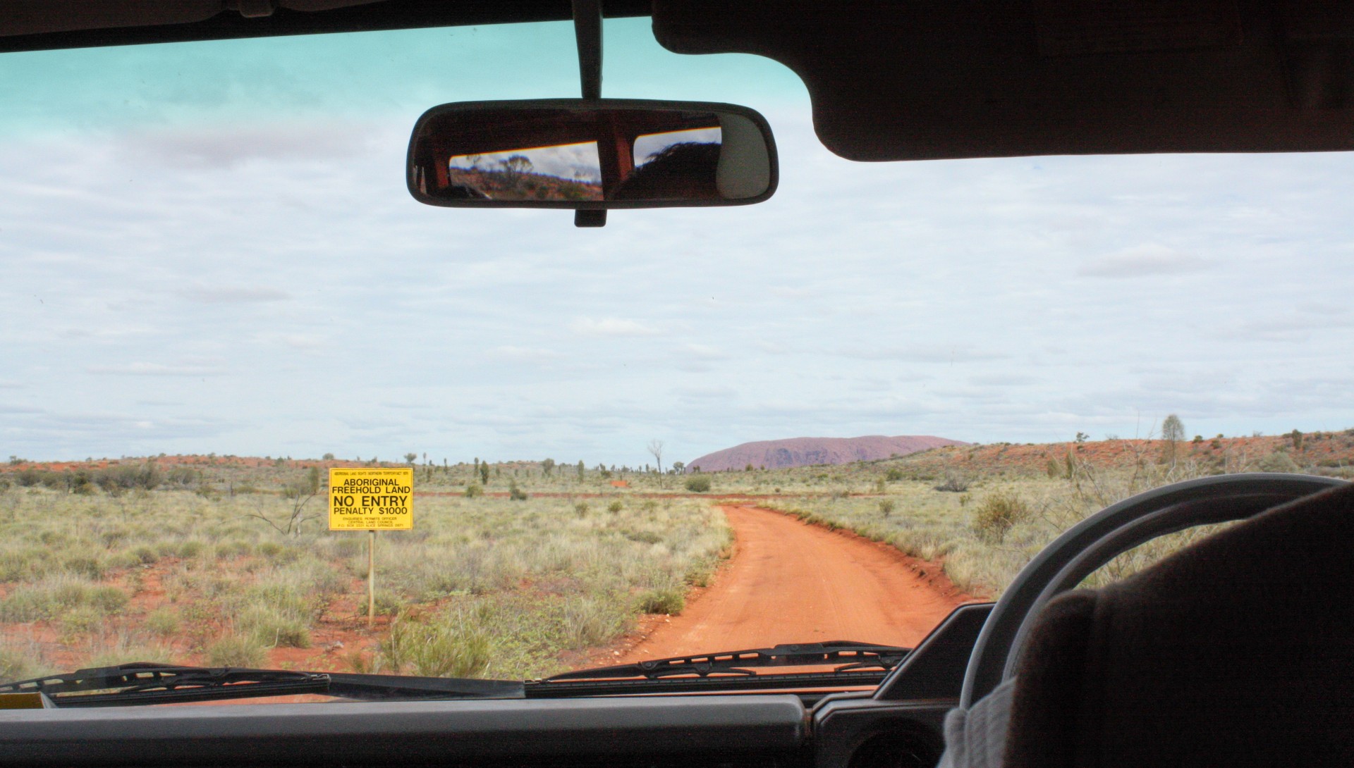 Verso il monolite di Uluru, Ayers Rock, Australia