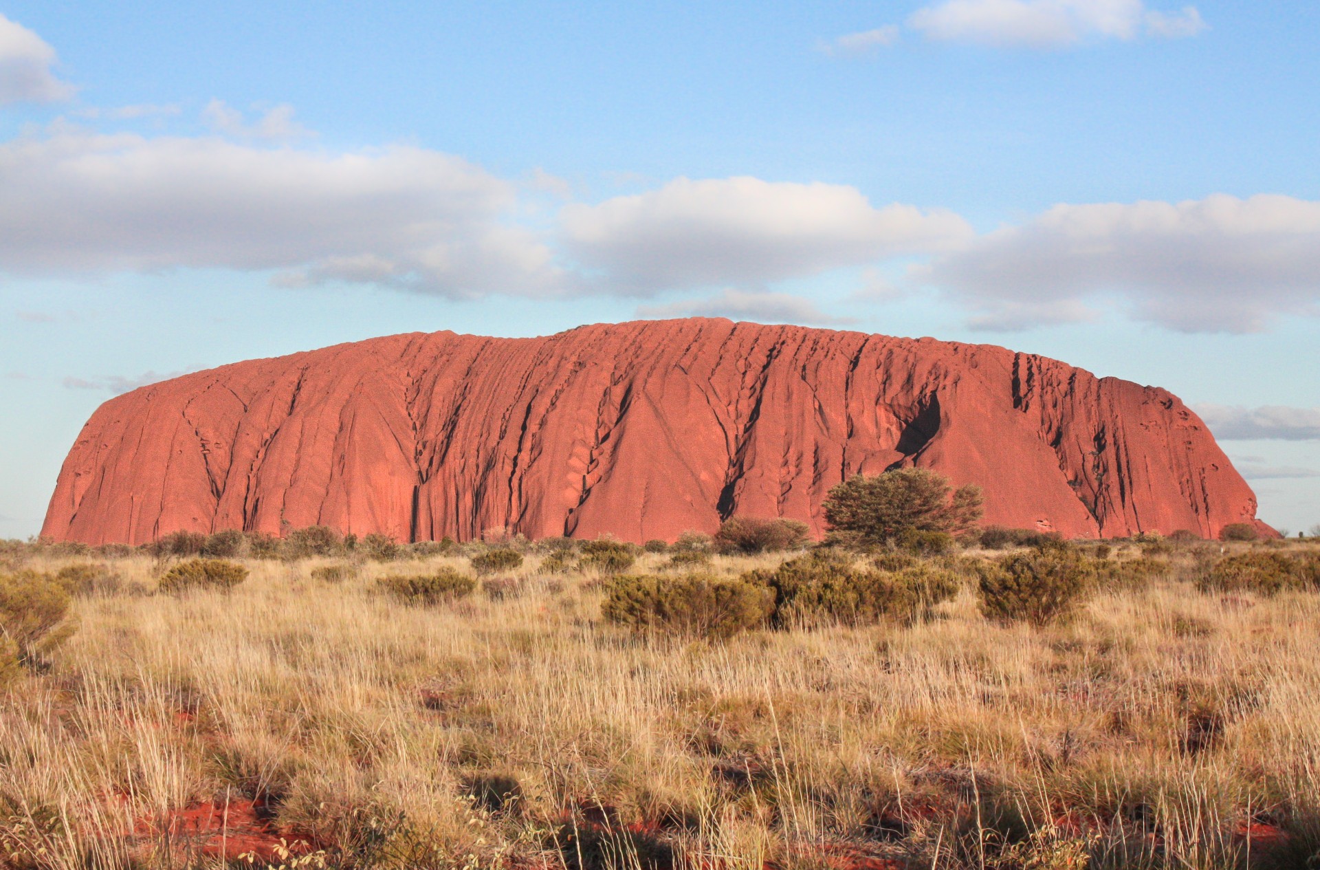 Il monolite di Uluru nell’Ayers Rock National Park, luogo sacro agli aborigeni, ai quali è stato riconsegnato nel 1985. Australia.