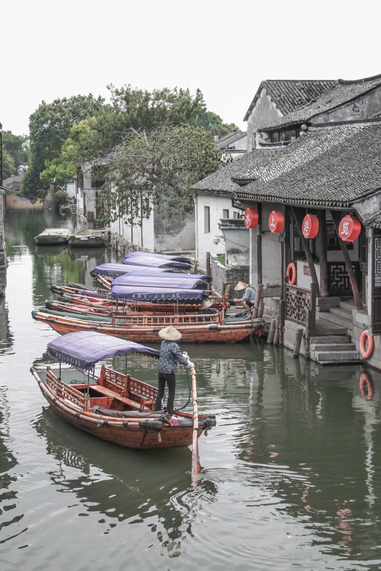 Lungo i canali di Zhouzhuang, un tradizionale villaggio cinese con ponti ed eleganti residenze del periodo Ming e Qing, divenuto nell’XI secolo un importante centro buddista, ricco di templi, pagode e bellissimi giardini. Cina