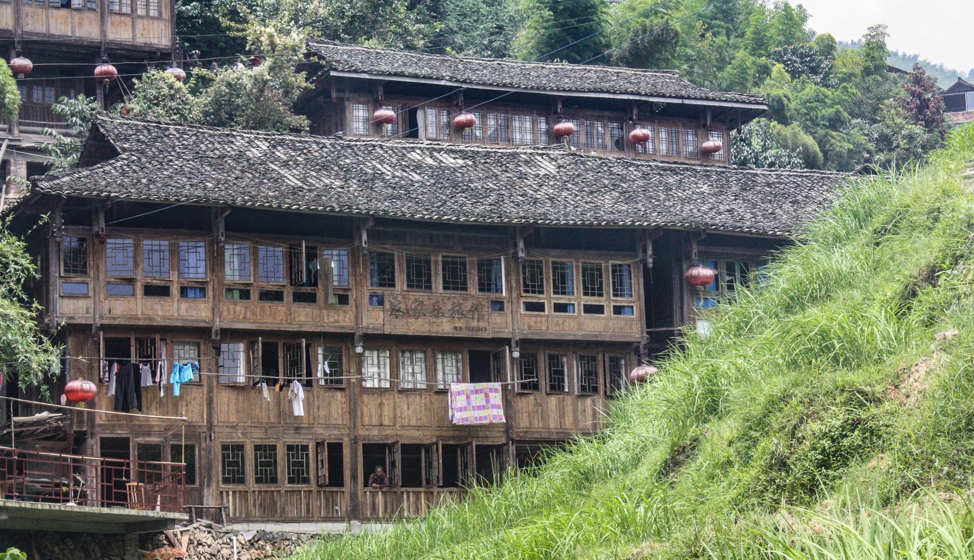 Antica abitazione in un villaggio montano del Guangxi, Cina Meridionale