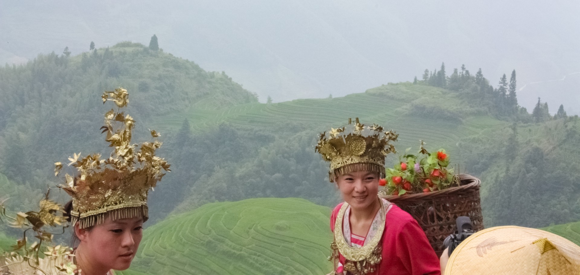 Giovani donne in abiti tradizionali. Villaggio montano del Guangxi, Cina meridionale