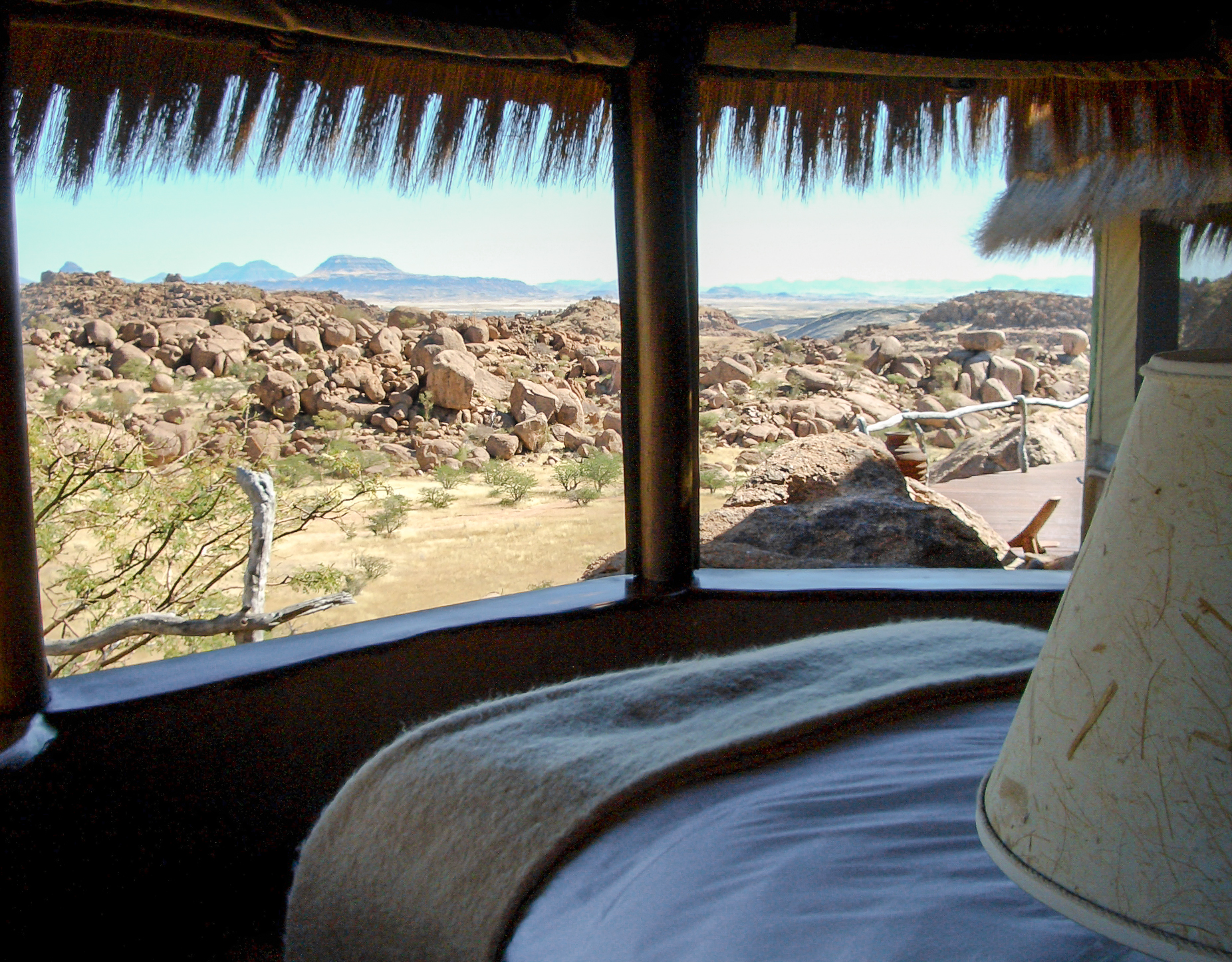 La vista dalla camera sui massi del Damaraland. Mowani Mountain Camp, Namibia