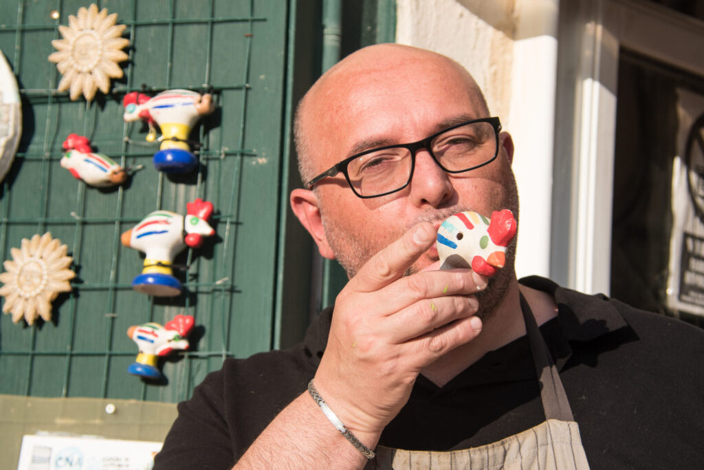 Il cuccù di Matera - Il maestro artigiano Mario Daddiego con il cuccù, il Bottegaccio. Matera, Basilicata