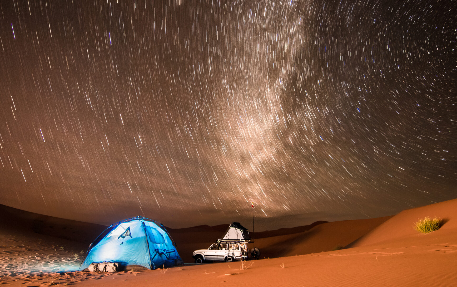 La via lattea sul campo tendato. Ultima notte dell’anno 2024. Erg Chegaga, Marocco