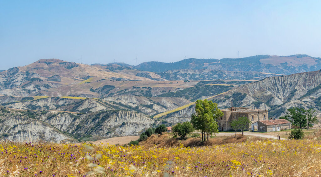 Masseria e calanchi. San Mauro Forte. Basilicata