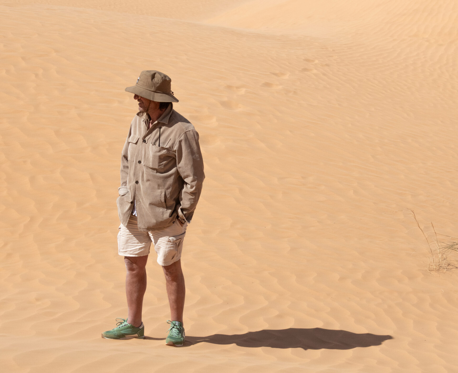 Manuel sulle dune del Grand Erg Orientale. Tunisia