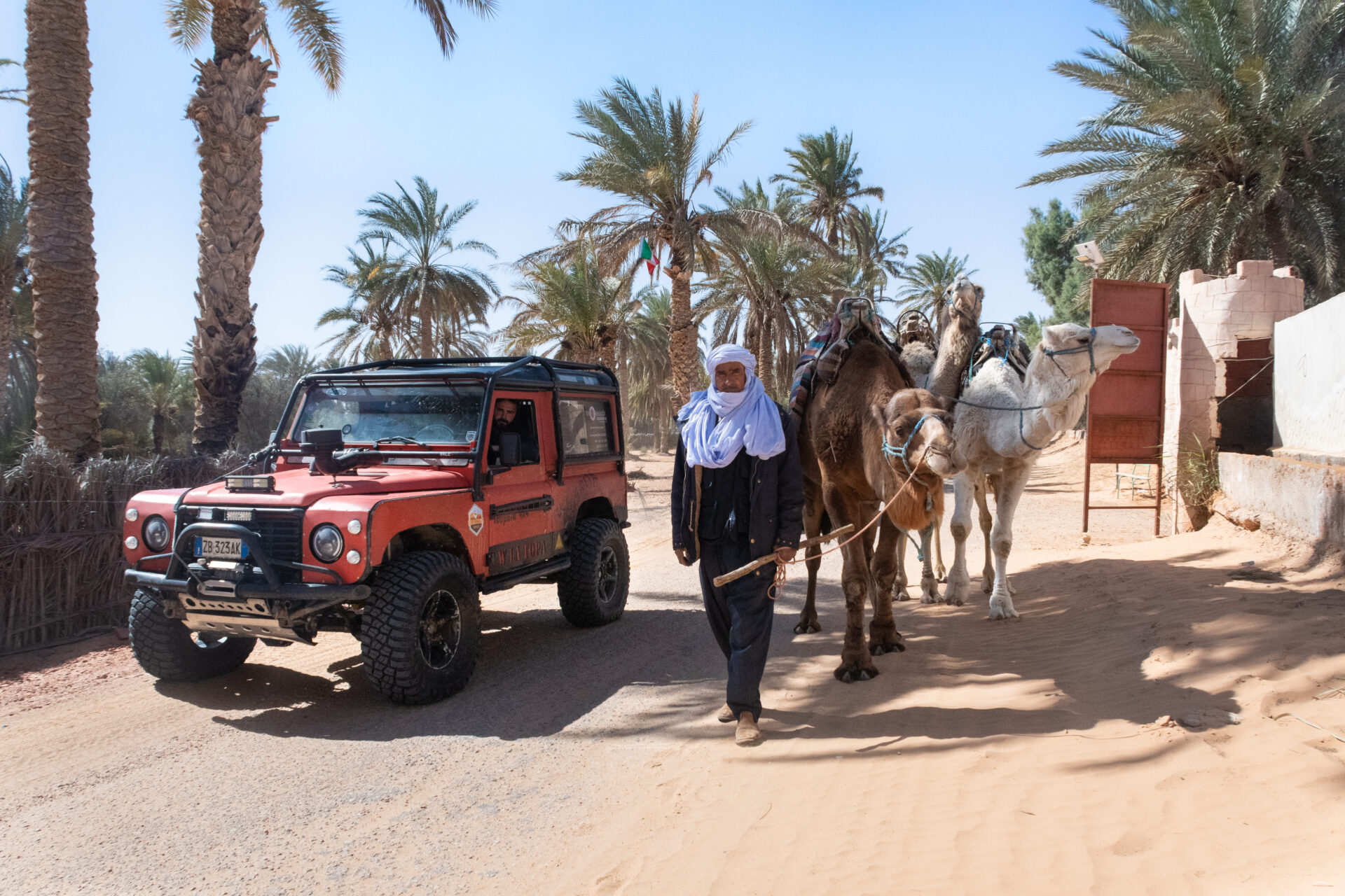 John e Francesca e i dromedari. Ksar Ghilane. Tunisia