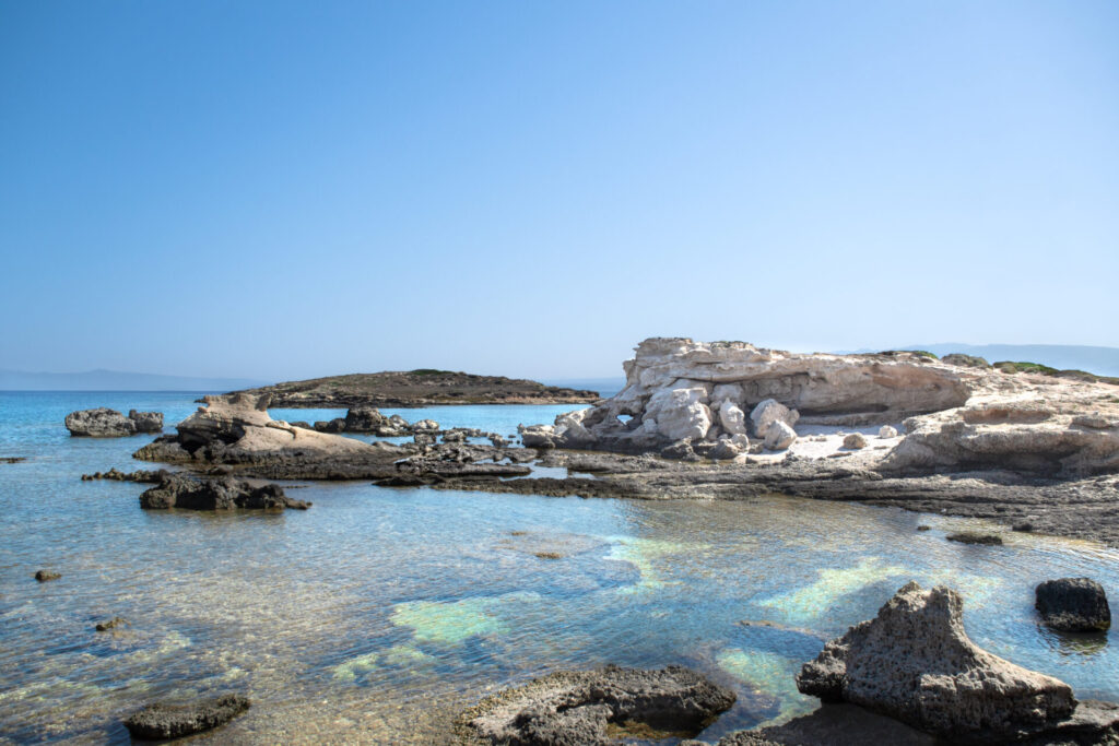 Le piscine naturali di Su Pallosu, nel territorio di San Vero Milis, nel Sinis settentrionale, tra acqua turchese, monoliti e piattaforme rocciose modellate dall’erosione.