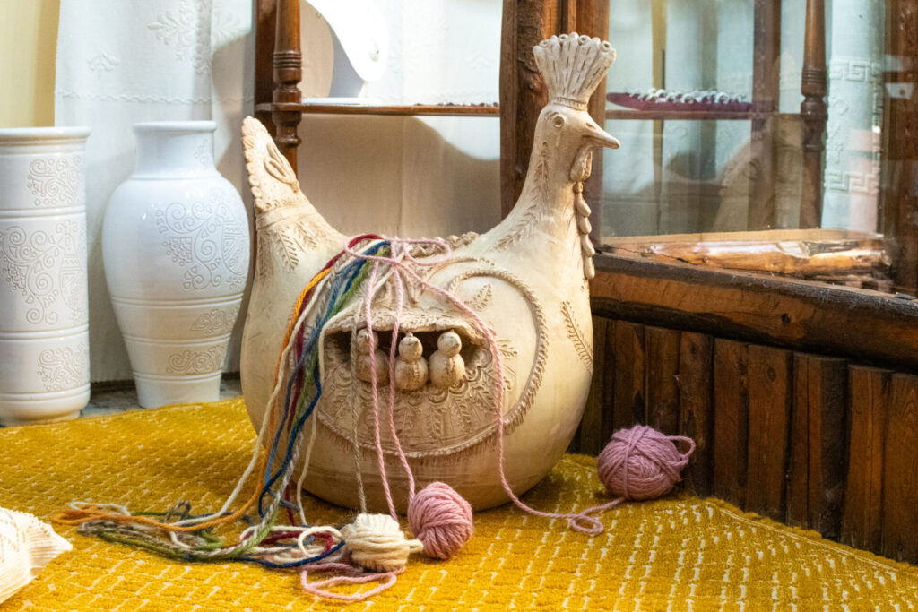 Gallinella in ceramica con pulcini, simbolo di fertilitĂ nella tradizione sarda. La Bottega Sarda di Sassari