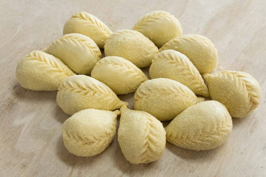 Culurgiones preparati a mano con la tradizionale chiusura a spiga nel laboratorio artigianale Margot di Sassari.