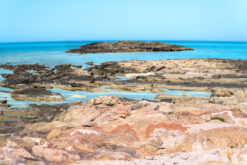 Rocce e mare. Punta Su Bardoni, territorio di Cabras, Sinis, Sardegna.