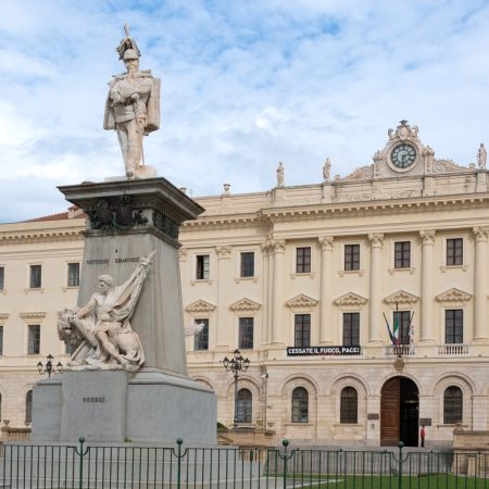 Monumento a Vittorio Emanuele II davanti al Palazzo della Provincia in Piazza d’Italia a Sassari.