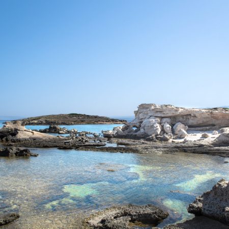 Le piscine naturali di Su Pallosu, nel territorio di San Vero Milis, nel Sinis settentrionale, tra acqua turchese, monoliti e piattaforme rocciose modellate dall’erosione.