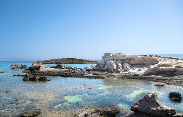Le piscine naturali di Su Pallosu, nel territorio di San Vero Milis, nel Sinis settentrionale, tra acqua turchese, monoliti e piattaforme rocciose modellate dall’erosione.