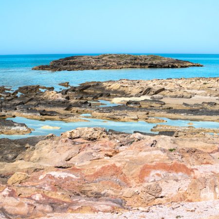 Rocce e mare. Punta Su Bardoni, territorio di Cabras, Sinis, Sardegna.
