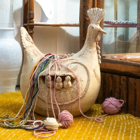 Gallinella in ceramica con pulcini, simbolo di fertilità nella tradizione sarda. La Bottega Sarda di Sassari