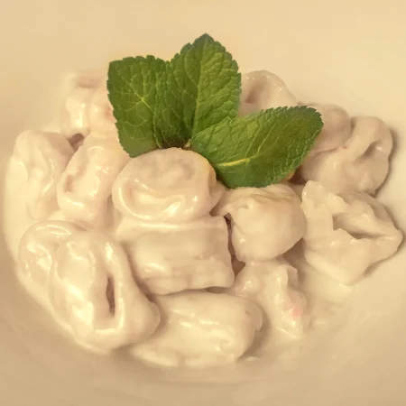 Tortellini fatti a mano ripieni di carne in crema di parmiggiano reggiano. L'ANGOLINO DI MIRKO. TIVOLI