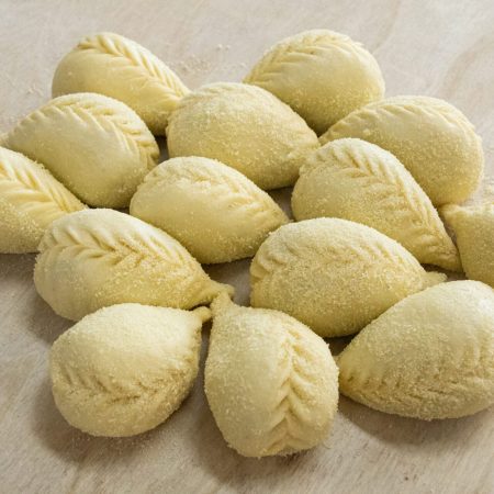 Culurgiones preparati a mano con la tradizionale chiusura a spiga nel laboratorio artigianale Margot di Sassari.