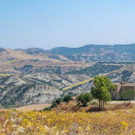 Masseria e calanchi. San Mauro Forte. Basilicata